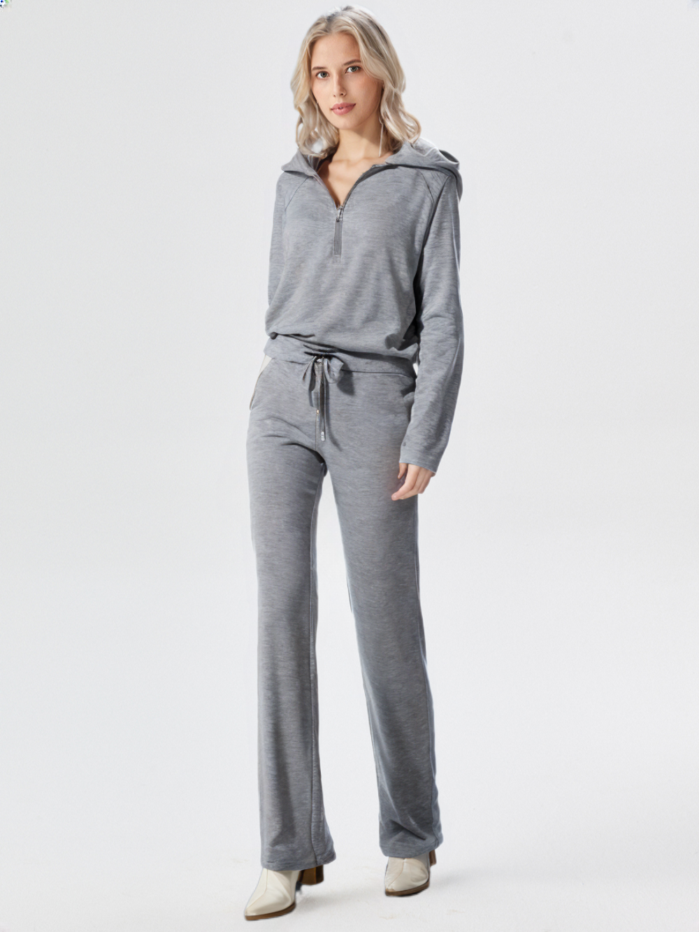 Completo due pezzi donna loungewear grigio per relax e stile casual. Set comodo e versatile per casa o viaggio.