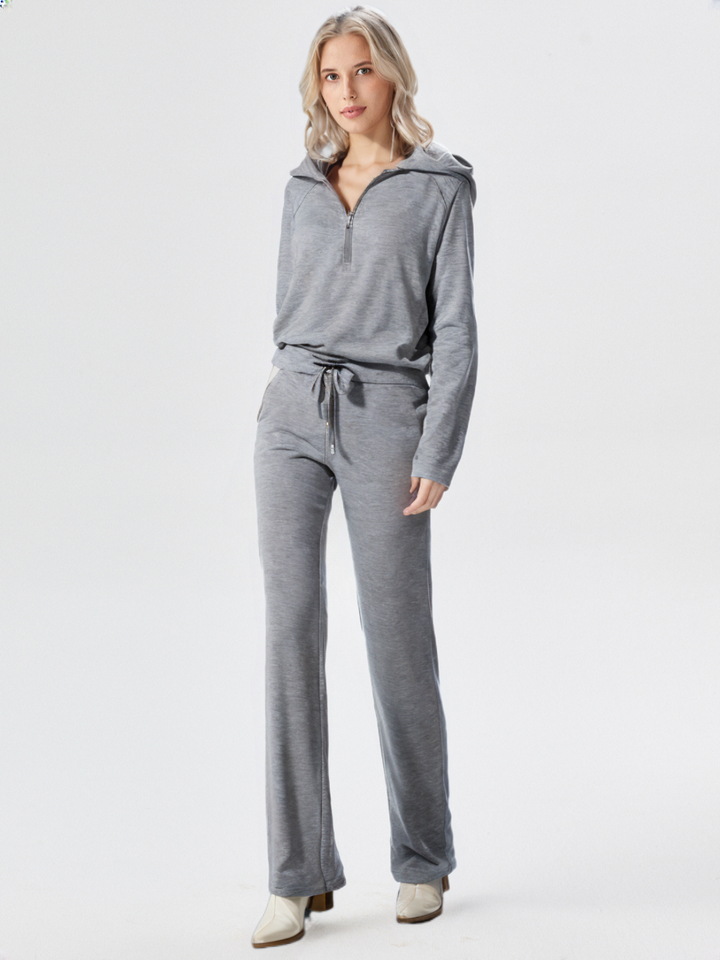 Completo due pezzi donna loungewear grigio per relax e stile casual. Set comodo e versatile per casa o viaggio.