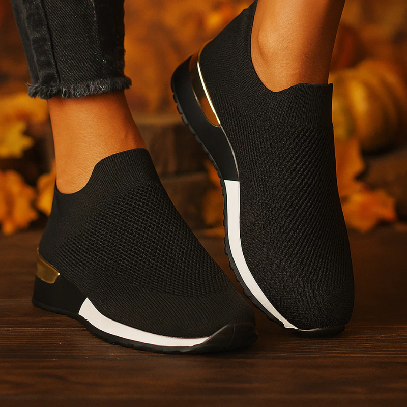 Dettaglio tallone metallizzato su sneakers slip-on donna beige. Scarpe comode e traspiranti.