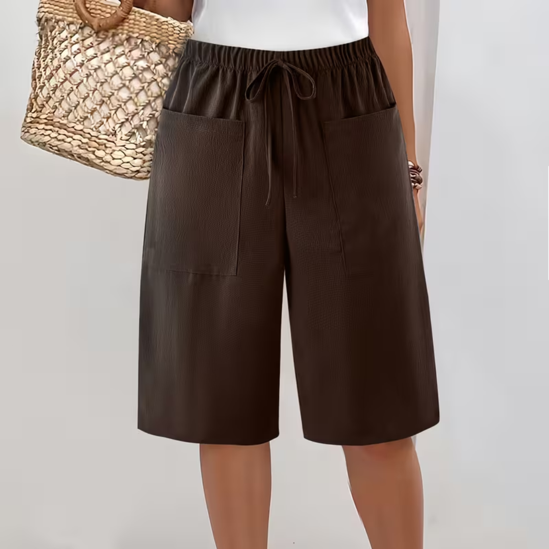 Modello di bermuda donna con ampie tasche, ideale per attività all'aperto o un pomeriggio rilassante in primavera.