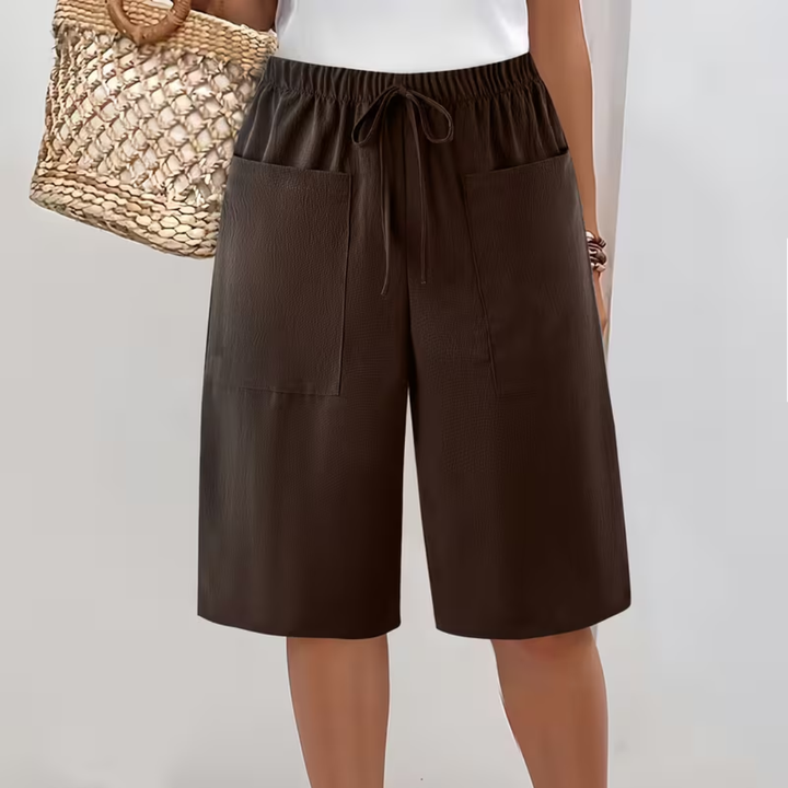 Modello di bermuda donna con ampie tasche, ideale per attività all'aperto o un pomeriggio rilassante in primavera.