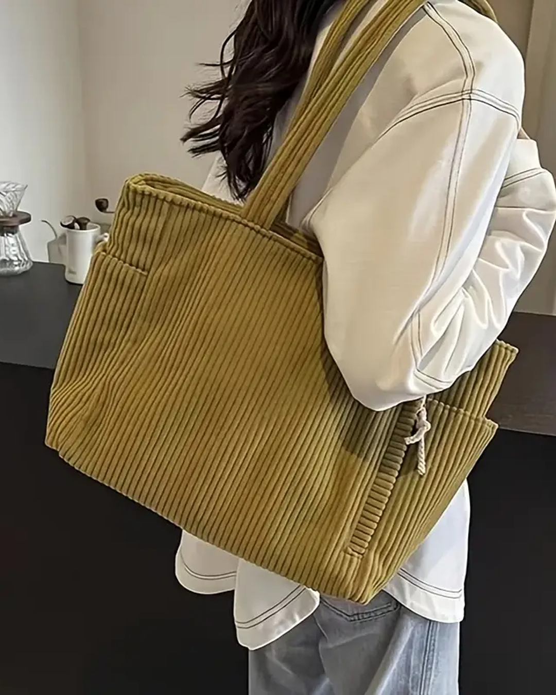 Elegante borsa a spalla da donna in velluto a coste, un accessorio versatile per ogni occasione e stagione.