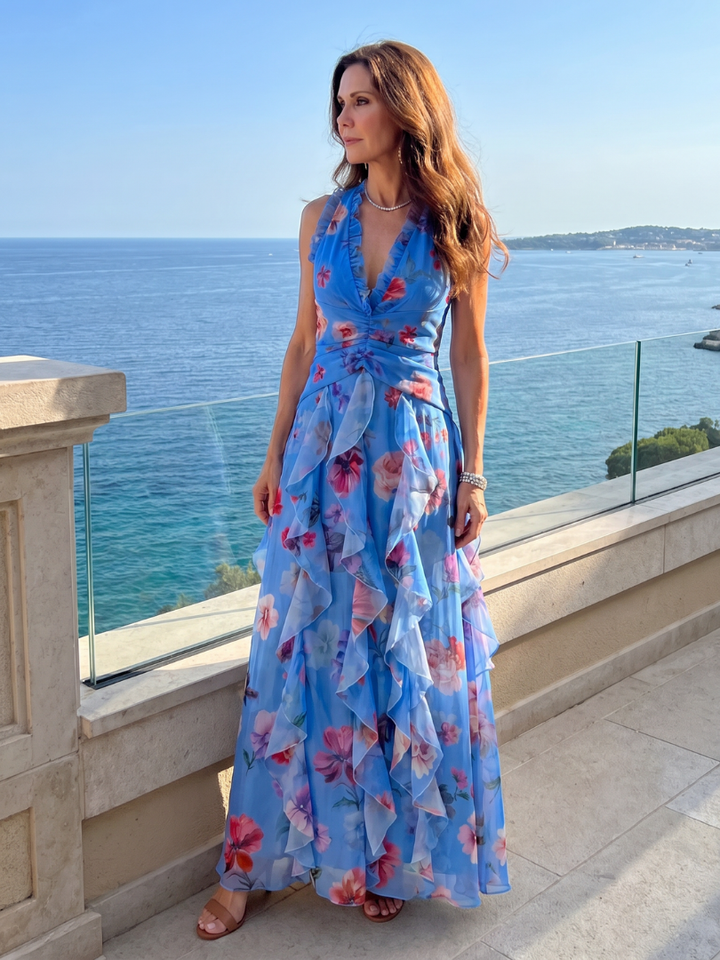 Dettaglio del corpetto arricciato dell'abito maxi floreale donna halter. Eleganza estiva, moda vacanze.