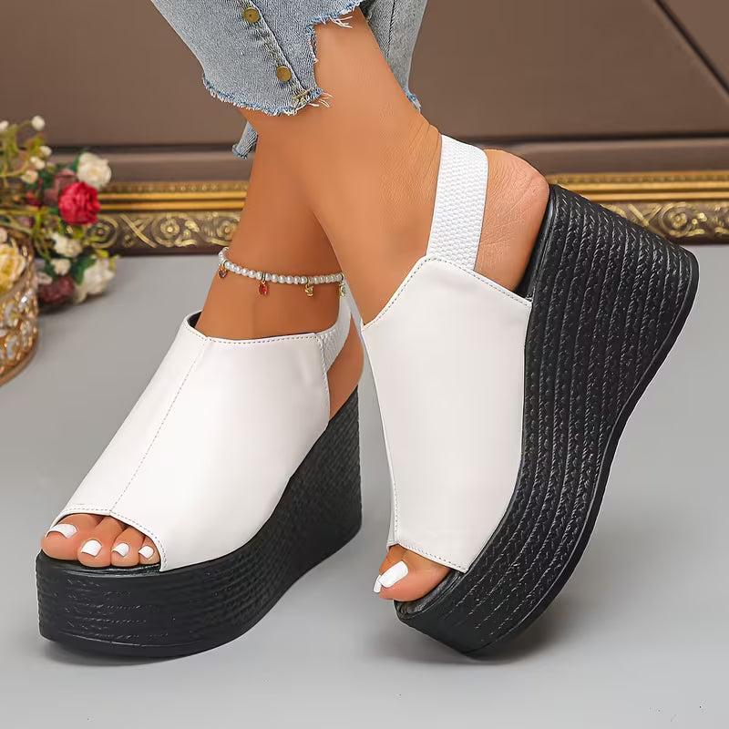Dettaglio sandali donna con zeppa e cinturino slingback, scarpe estive moda, eleganti e comode per te.