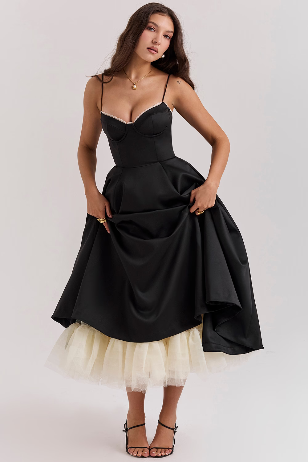 Abito midi fluido e leggero per donna, elegante e confortevole, ideale primavera/estate.