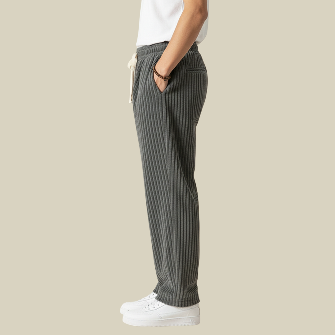 Pantaloni uomo in velluto casual, vita elastica, tasche. Ottimi per relax, casa o uscite con stile.