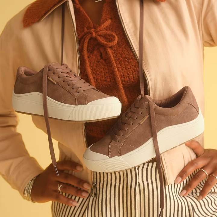Sneakers platform Cloud donna, scarpa moderna e sportiva. Aggiungi altezza e stile al tuo look quotidiano.