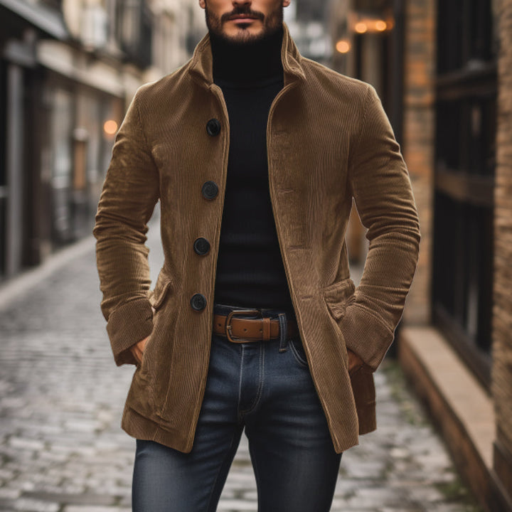 Giubbotto uomo autunnale con design monopetto, collo alla coreana. Vestibilità slim fit, stile moderno e casual.