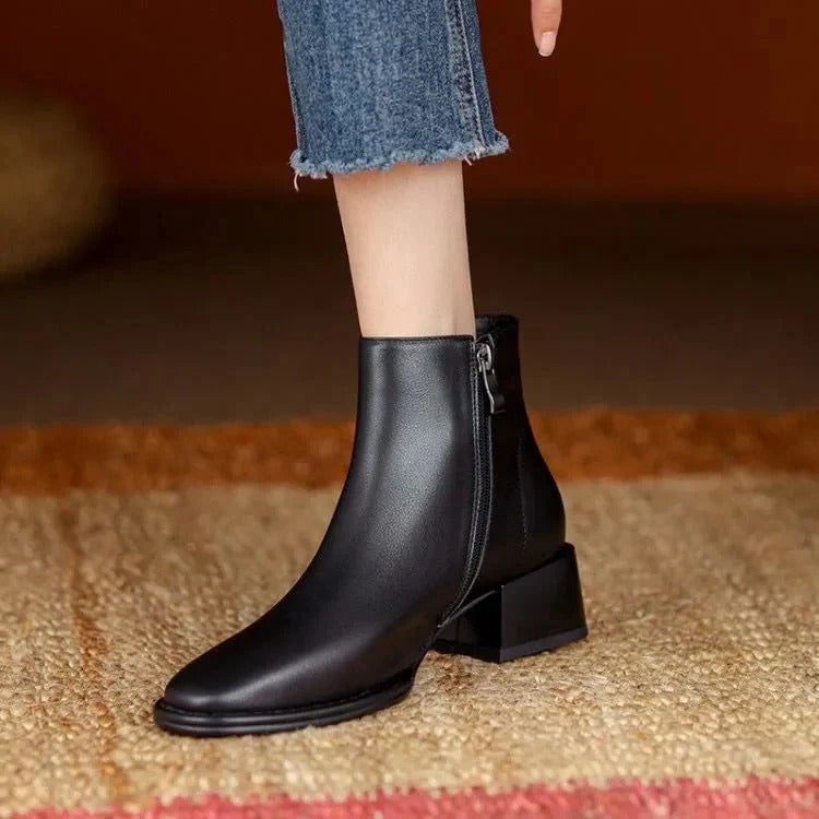 Stivaletti donna in pelle nera, chiusura laterale con zip. Tacco basso, eleganti e facili da indossare. Moda donna.