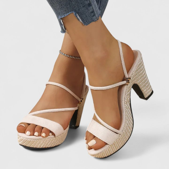 Décolleté eleganti donna con tacco, disponibili in nero o bianco, perfette per ogni occasione di moda.
