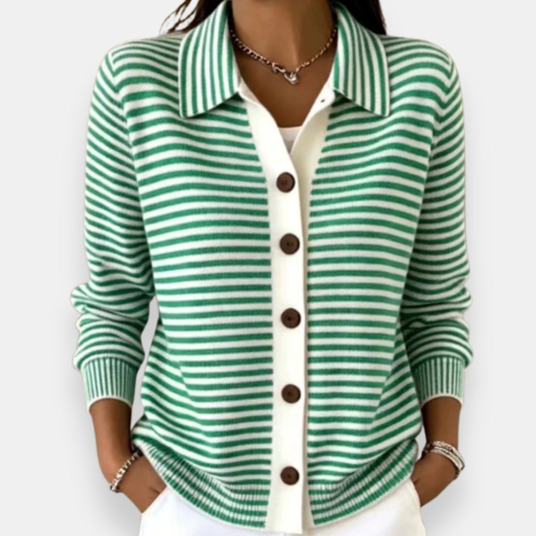 Cardigan donna a righe sottili, stile classico. Abbigliamento femminile versatile con bottoni per primavera e autunno.