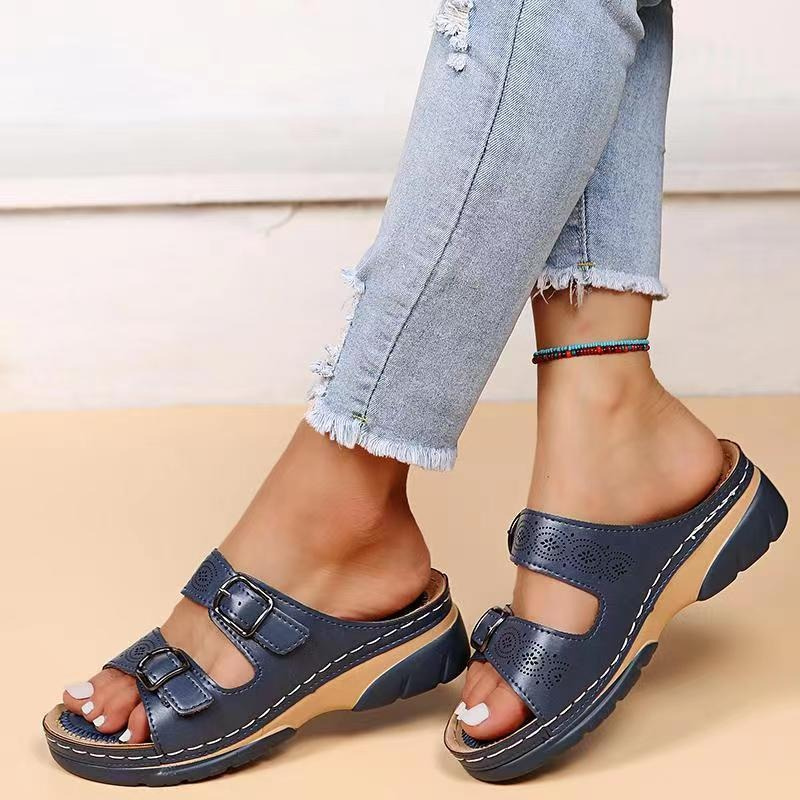 Calzature estive donna flessibili e ammortizzate, design slip-on marrone per comfort quotidiano.