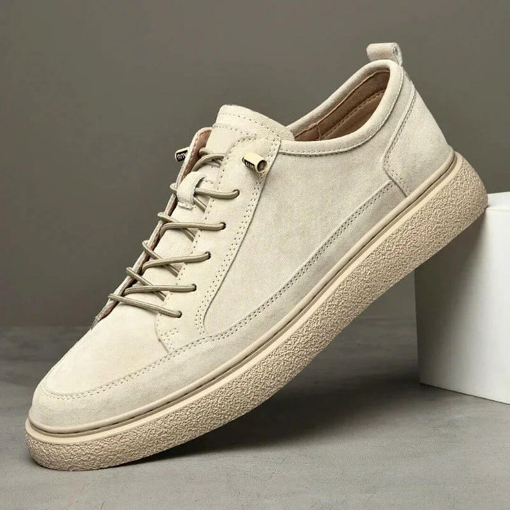 Sneakers uomo comode con lacci per il quotidiano. Stile versatile e comfort duraturo per ogni passo.