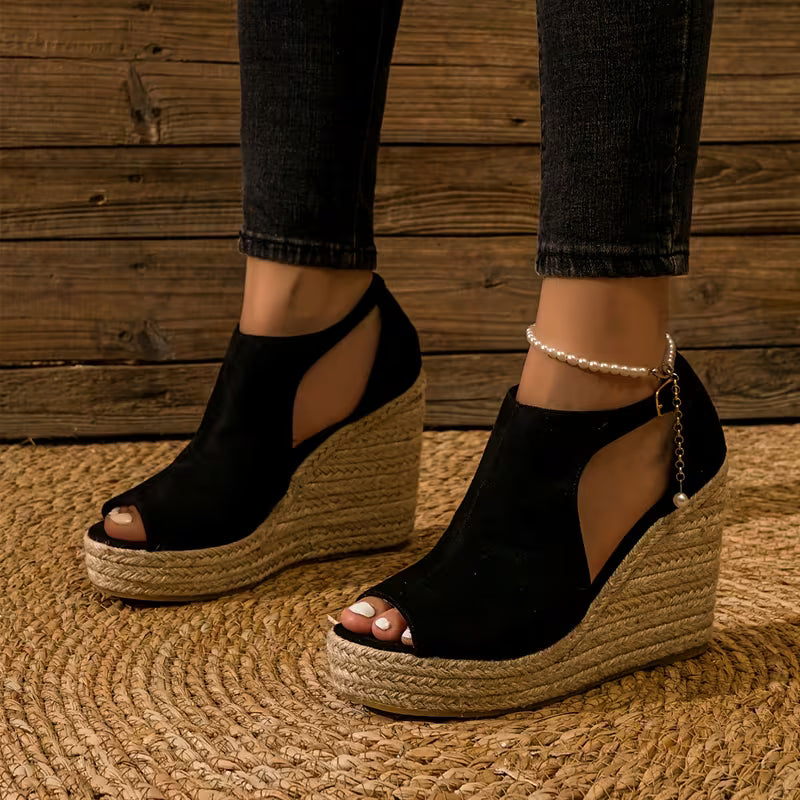 Sandali donna con zeppa, vista laterale, calzature estive primaverili, comode ed eleganti per la moda.