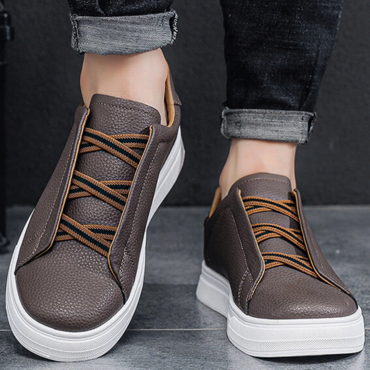 Sneakers uomo slip-on bianche eleganti. Scarpe casual da uomo per un look fresco, ideali per comfort e moda.