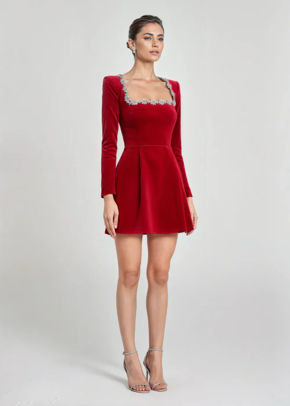 Vestito corto donna, scollo quadrato elegante, maniche lunghe, gonna svasata. Perfetto per occasioni.