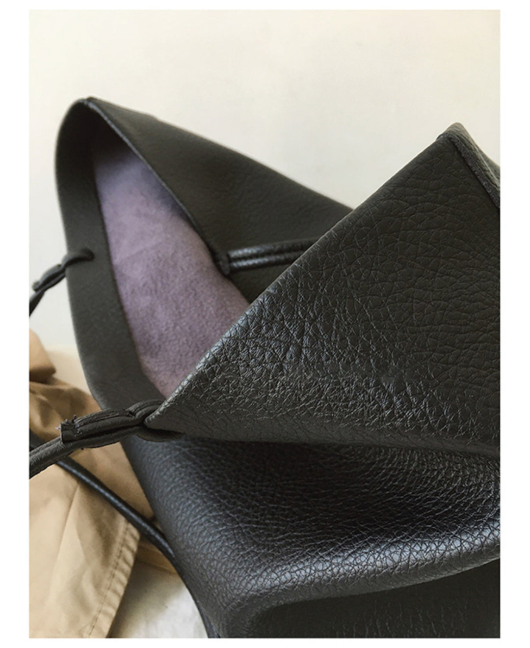 Modella indossa borsa tote donna in pelle sintetica, ideale per look casual-chic.