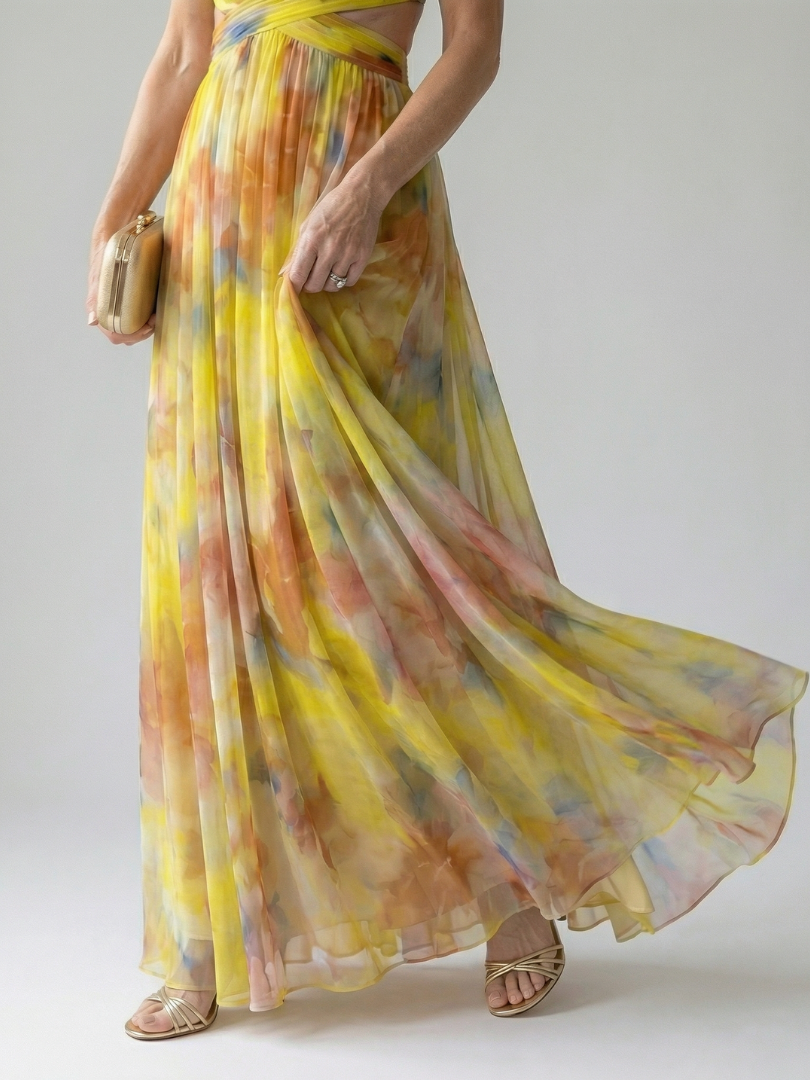 Abito estivo incrociato, lungo e fluido, per una donna che cerca eleganza e comfort.