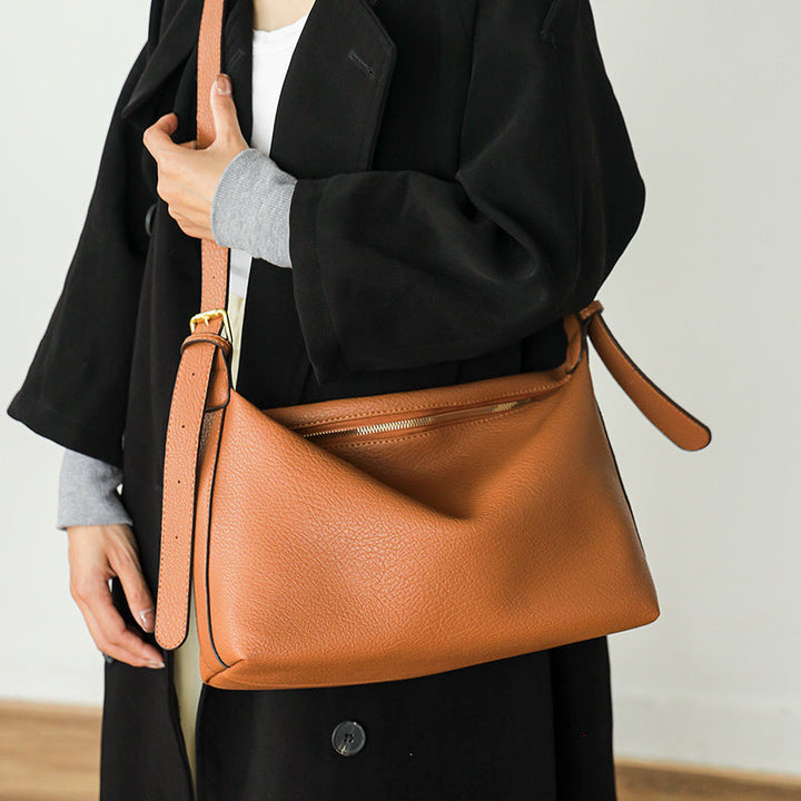 Borsa a tracolla marrone elegante da donna, ampia e versatile per uso quotidiano.