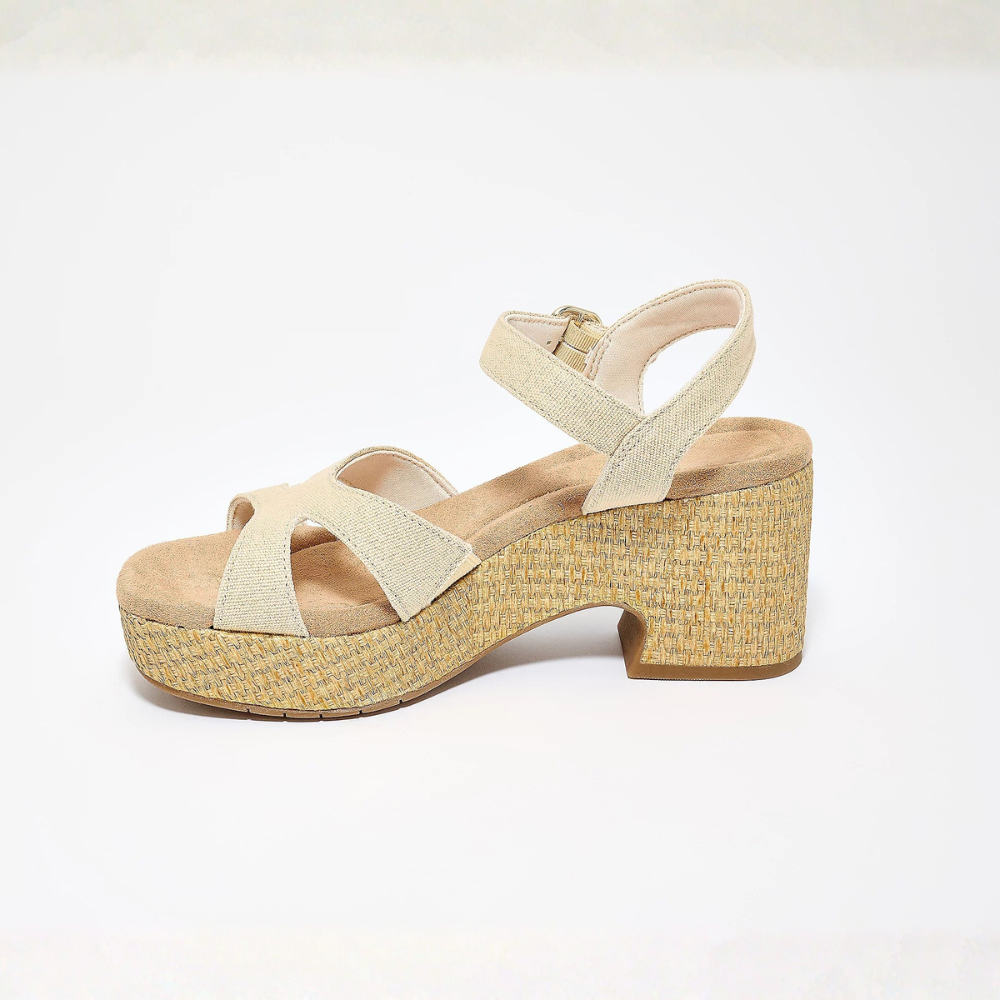 Sandali eleganti con zeppa da donna, un must per la moda estiva, perfetti per cerimonie e eventi formali.