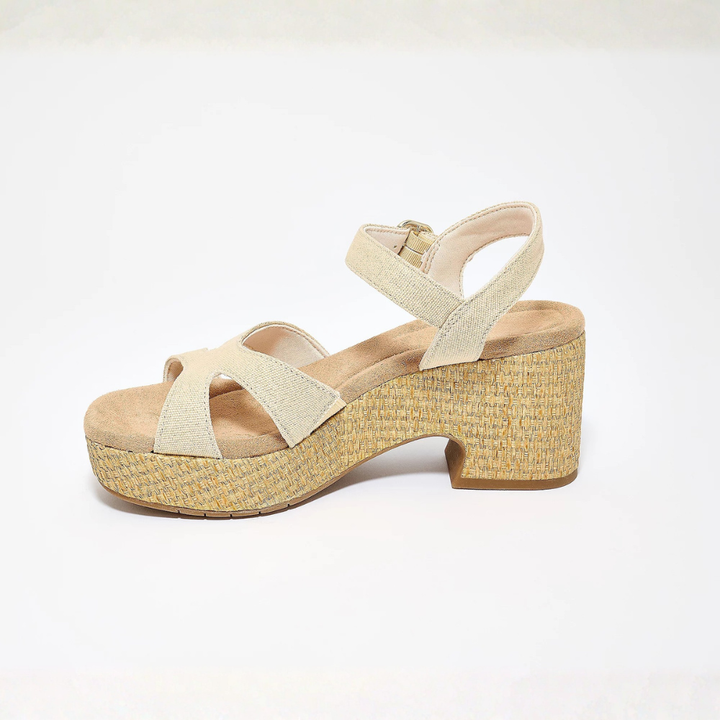 Sandali eleganti con zeppa da donna, un must per la moda estiva, perfetti per cerimonie e eventi formali.