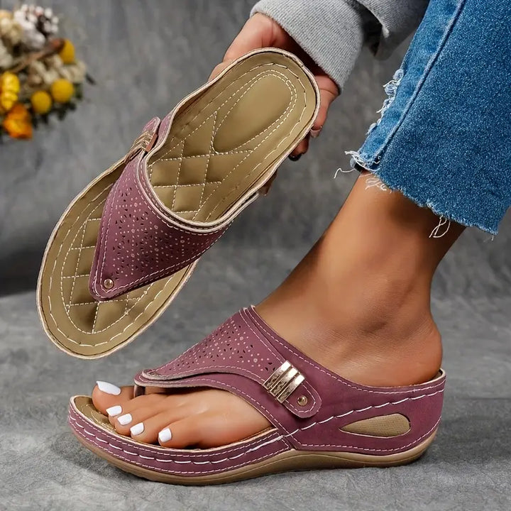 Sandali infradito da donna, essenziali per un'estate confortevole e alla moda con facilità.