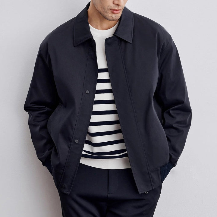 Elegante giacca bomber da uomo blu navy, stile retrò. Confortevole capo spalla per moda maschile autunno/inverno.
