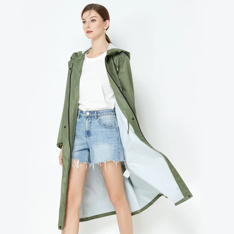 Giacca outdoor donna con cappuccio, impermeabile e traspirante, per affrontare ogni clima.