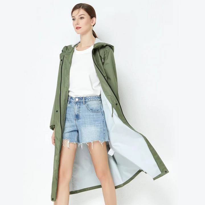 Giacca outdoor donna con cappuccio, impermeabile e traspirante, per affrontare ogni clima.