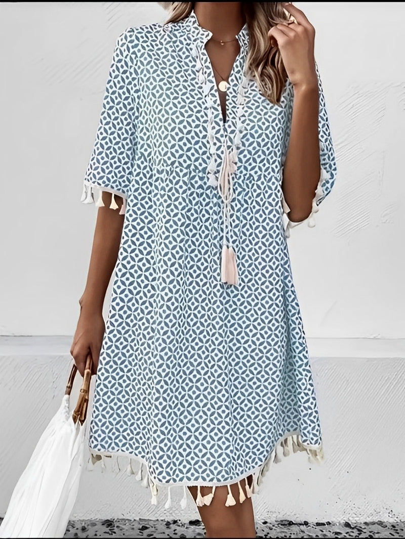 Abito casual da spiaggia con nappe e pois. Vestito estivo leggero da donna, perfetto per giornate calde.