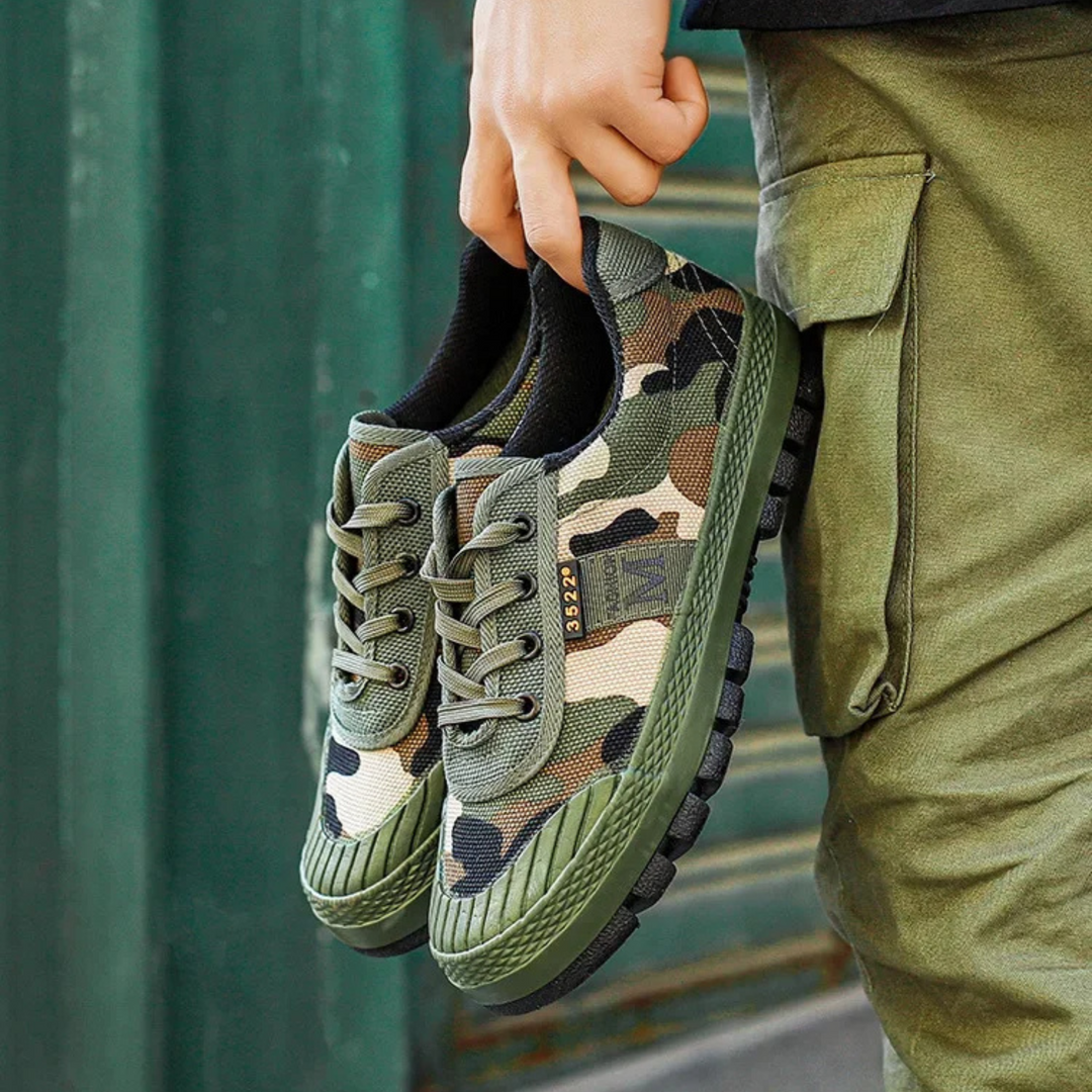 Scarpe outdoor donna verdi camouflage, ideali per trekking e attività urbane, con comfort ammortizzato.