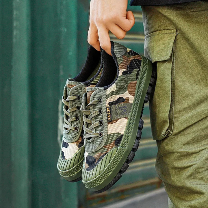 Scarpe outdoor donna verdi camouflage, ideali per trekking e attività urbane, con comfort ammortizzato.