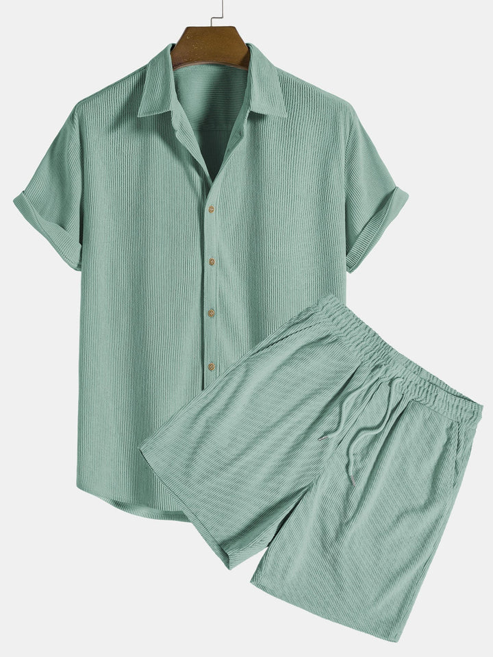 Completo uomo versatile, leggero e traspirante, perfetto per look casual o sportivi in primavera/estate.