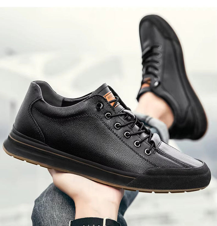Sneakers casual bianche e nere, silhouette pulita, ideali per look eleganti o sportivi, calzature moda essenziali.