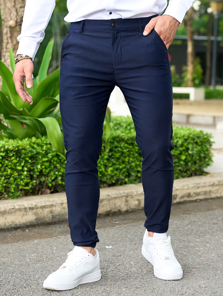 Pantaloni slim fit uomo blu scuro, ideali per lavoro e look casual elegante.