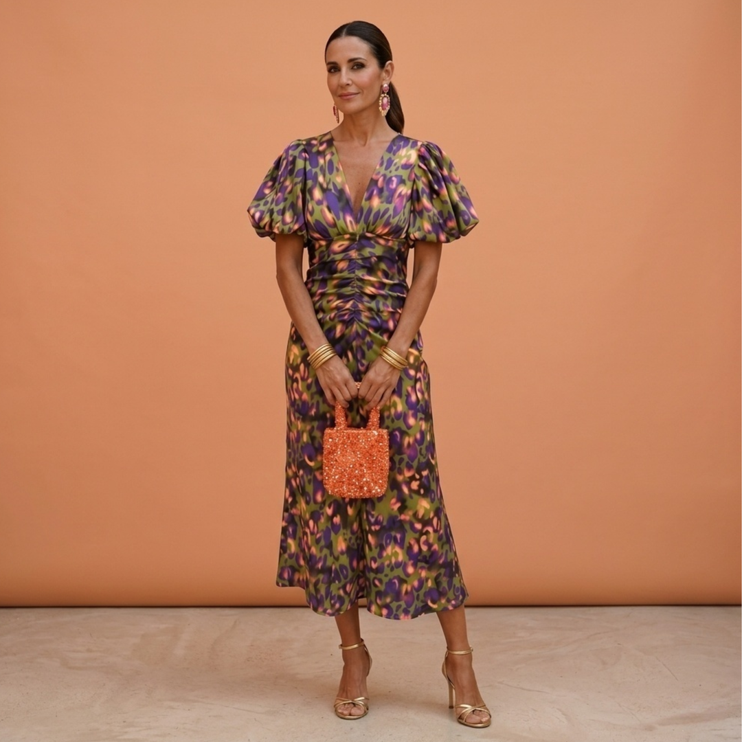 Vestito donna primaverile con scollo a V profondo e maniche a sbuffo, un capo elegante e alla moda.