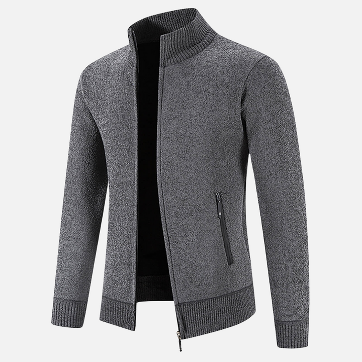 Primo piano giacca uomo invernale nera, collo alto, zip, protegge dal freddo e valorizza lo stile.
