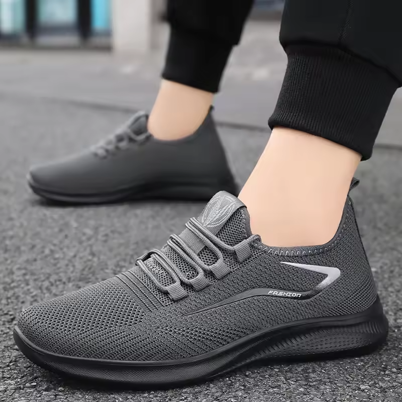Suola antiscivolo scarpe uomo slip-on, con supporto plantare ammortizzato. Stabilità e comfort ideali per camminare a lungo.