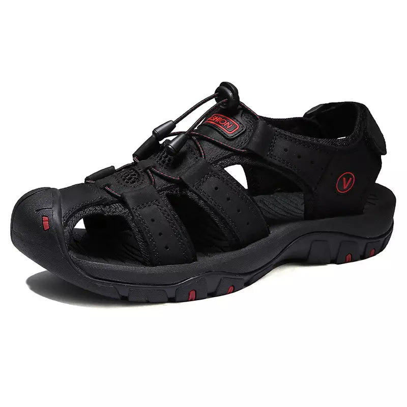 Dettaglio sandali uomo regolabili all-terrain: chiusure a strappo e suola robusta per supporto outdoor.