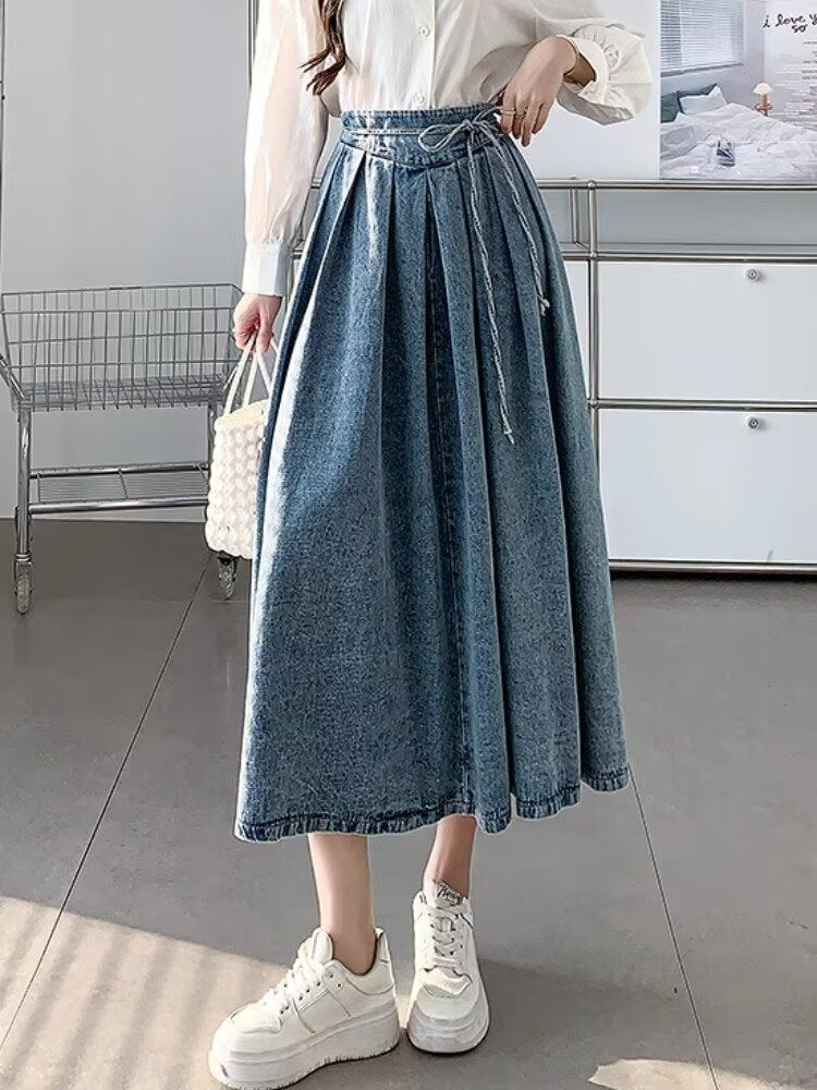 Gonna midi blu da donna a vita alta, pieghettata. Stile elegante, ideale per ufficio o outfit casual chic.