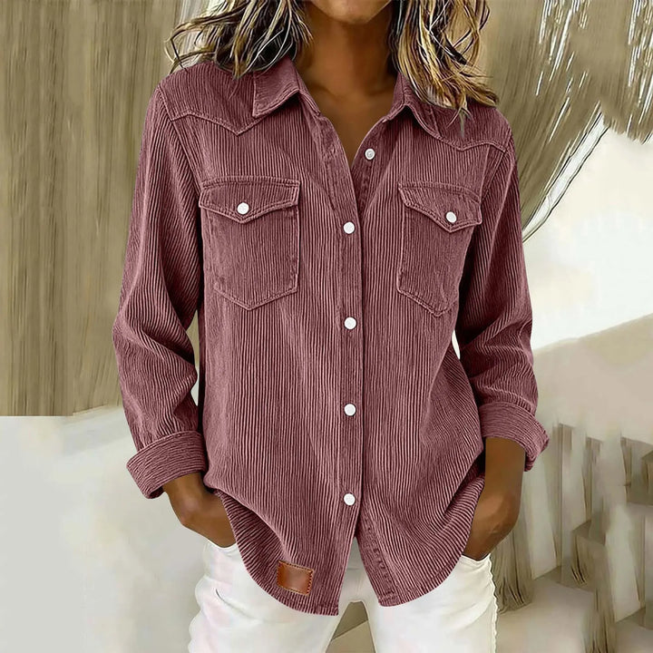 Camicia donna primaverile in velluto a coste, con bottoni frontali e tasche funzionali. Per un look versatile.