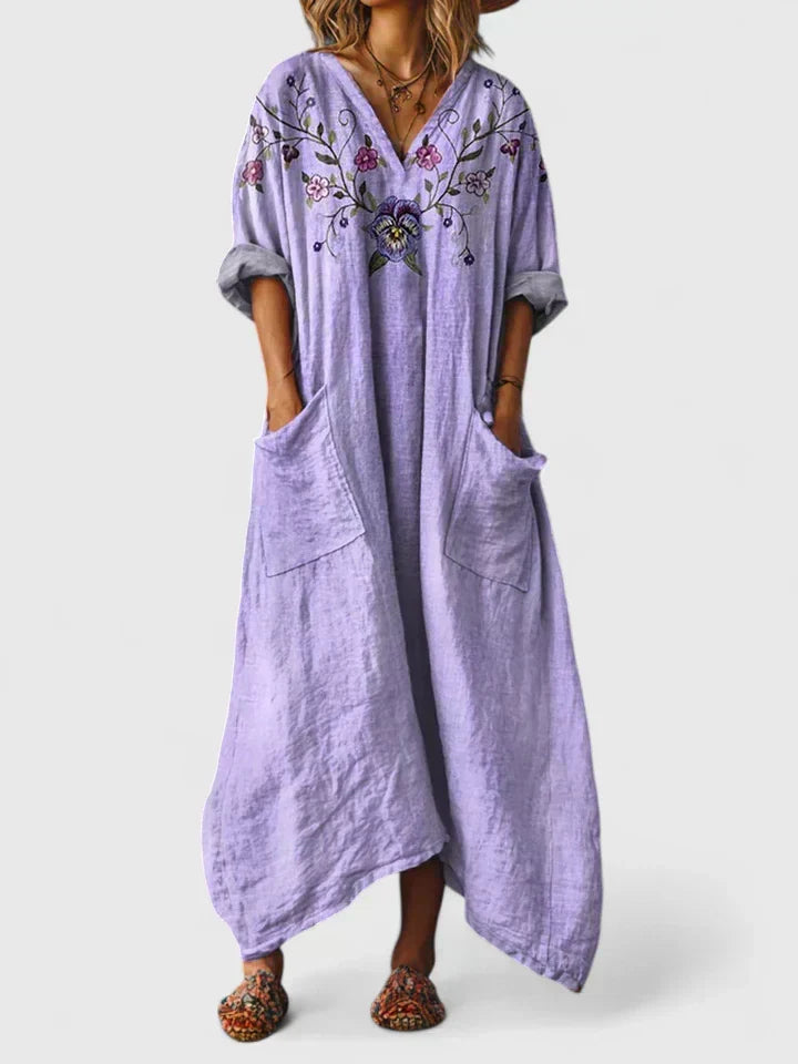 Primo piano tessuto abito elegante donna, maxi vestito lungo e versatile. Abbigliamento femminile di moda.