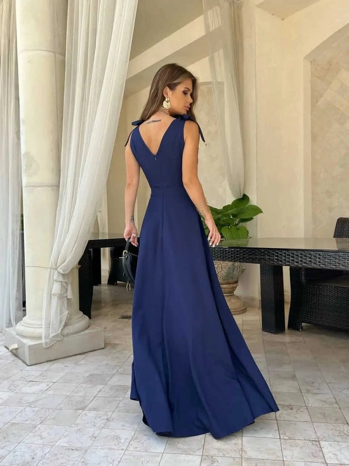 Abito da donna elegante con linea fluida, ideale per serate di gala, matrimoni. Un maxi dress femminile.