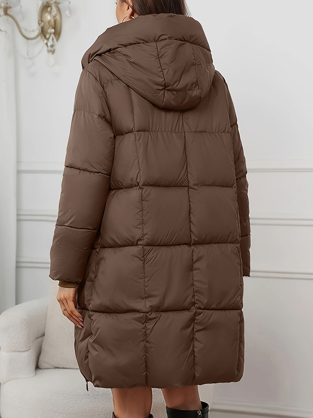 Piumino lungo donna marrone rossiccio, caldo e imbottito, con cappuccio e zip, ideale per l'inverno.