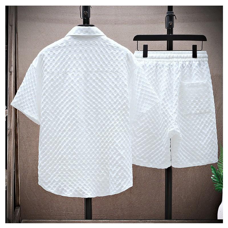 Completo estivo uomo due pezzi grigio, camicia e pantaloncini, con vestibilità ampia. Ideale per relax e vacanze.