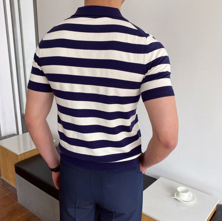 Camicia uomo estiva a maniche corte, righe blu scuro, dettagli floccati. Vestibilità regolare per un look casual-chic.