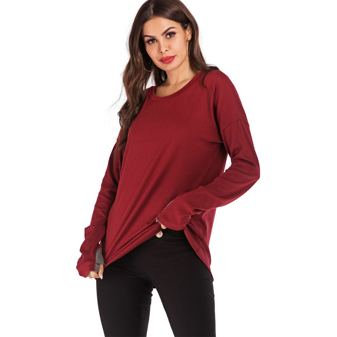 Modella indossa maglione pullover donna a tinta unita, vestibilità ampia.