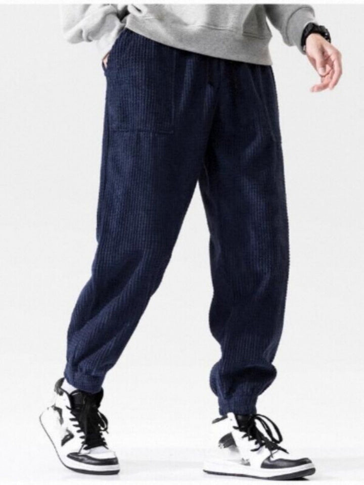 Comfort e stile: pantaloni uomo slim fit a coste, gamba dritta, perfetti per l'outfit quotidiano.