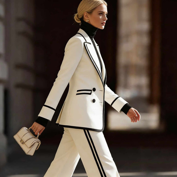 Completo due pezzi donna casual chic: blazer doppiopetto bianco e pantaloni color block. Ideale per moda elegante.