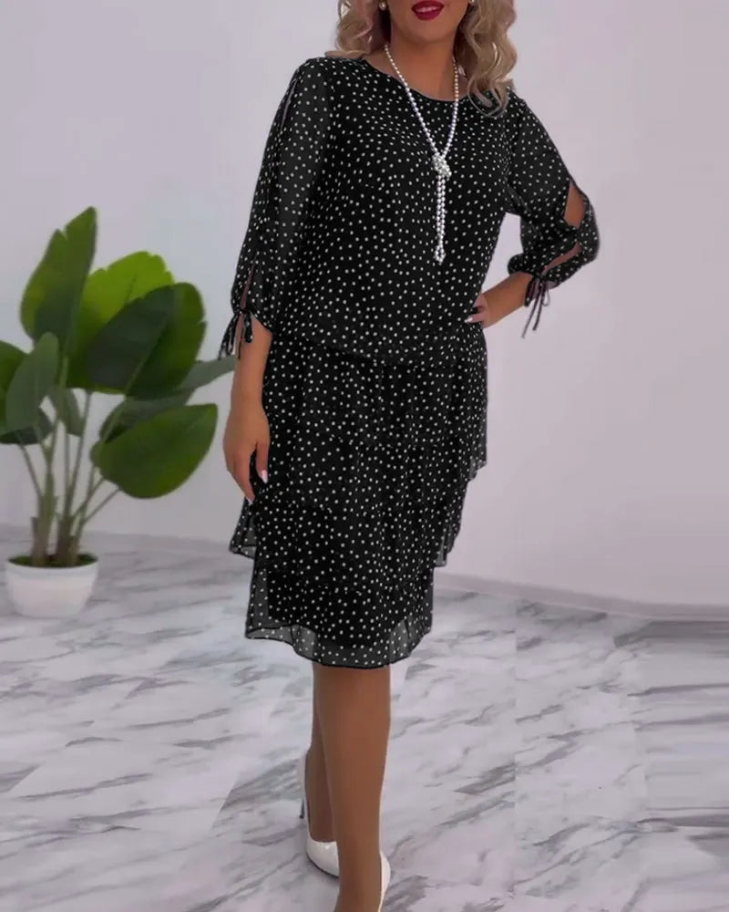 Vestito donna a pois elegante con gonna fluida. Look chic e abbigliamento femminile per un outfit versatile.